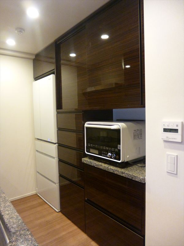 キッチンに合わせてオーダーで背面収納を造作